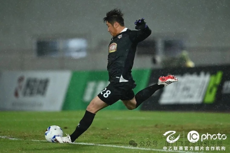 十人厦门飞鹭客场0-1温州,三连胜遭大雨中断 十人厦门飞鹭客场0-1温州,三连胜遭大雨中断