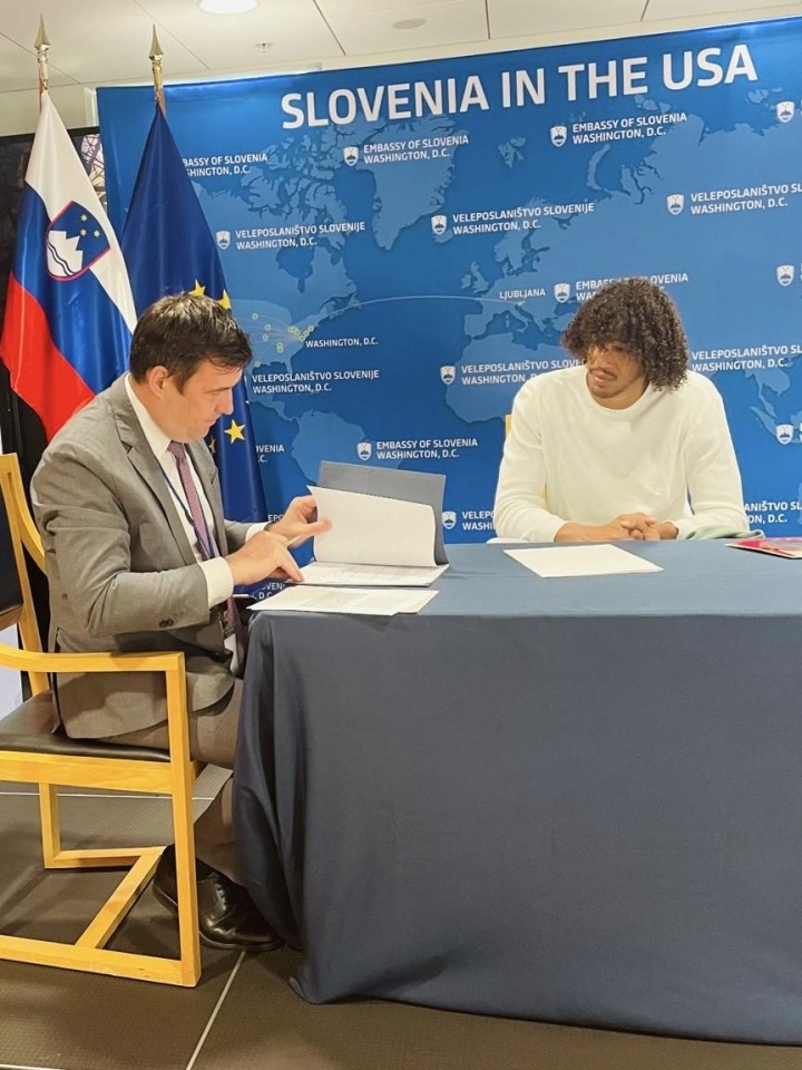 斯洛文尼亚篮协官宣:湖人中锋海斯正式入籍 斯洛文尼亚篮协官宣:湖人中锋海斯正式入籍