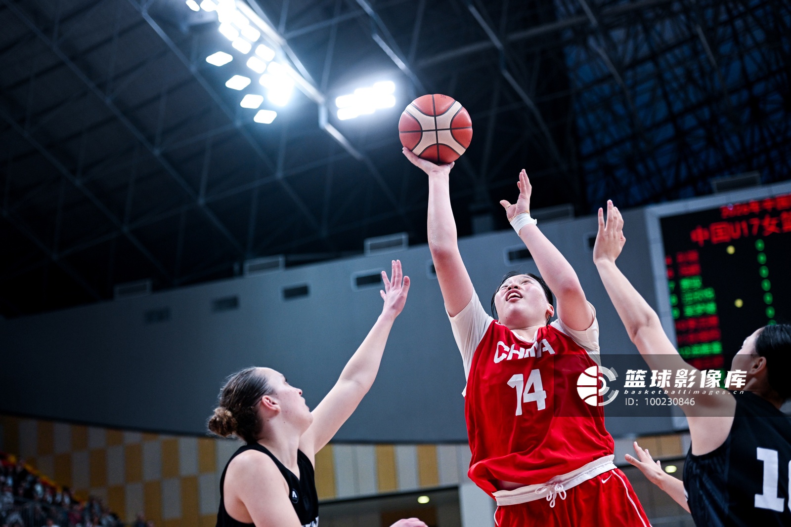 半场5分6板3前板，庞云端舒替补成U17女篮唯一亮点